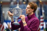 Jannik Sinner kissing the US Open trophy.